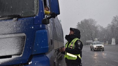 Поліцейські перевіряють у водіїв дозвільні документи Поліцейські перевіряють у водіїв дозвільні документи