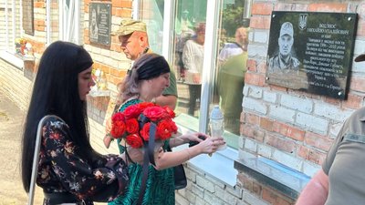 У селі на Волині відкрили пам'ятну дошку загиблому захиснику У селі на Волині відкрили пам'ятну дошку загиблому захиснику