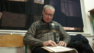 Ярослав Гурик тестує зображення ікон для людей з порушенням зору Ярослав Гурик тестує зображення ікон для людей з порушенням зору