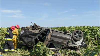 Авто врізалось в електроопору та перекинулося: на Рівненщині у ДТП загинули водій і пасажир