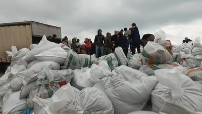 На одеському узбережжі збирають пісок для блокпостів На одеському узбережжі збирають пісок для блокпостів
