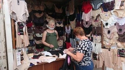 На трьох ринках Луцька - порушення карантинного режиму На трьох ринках Луцька - порушення карантинного режиму