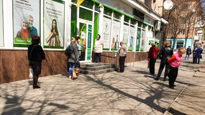 У Кропивницькому два десятки людей утворили чергу біля банку