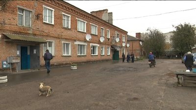 Півстоліття без ремонту: мешканці двоповерхівки на Сумщині показали стан свого будинку Півстоліття без ремонту: мешканці двоповерхівки на Сумщині показали стан свого будинку