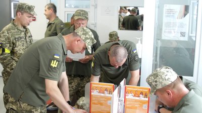 У Черкасах спецслужбовці здали кров для захисників України У Черкасах спецслужбовці здали кров для захисників України