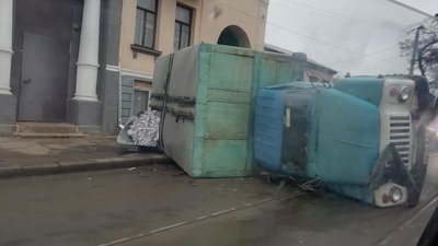 Перекинута вантажівка та водій у лікарні: наслідки аварії у Харкові Перекинута вантажівка та водій у лікарні: наслідки аварії у Харкові