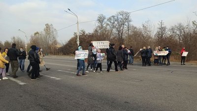 Біля пансіонату "Лісний" на Дніпропетровщині протестують проти забудови лісу Біля пансіонату "Лісний" на Дніпропетровщині протестують проти забудови лісу