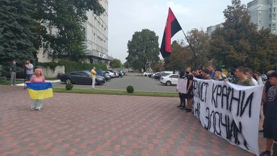 У Чернігові представники Нацкорпусу мітингували під Головним управлінням нацполіції У Чернігові представники Нацкорпусу мітингували під Головним управлінням нацполіції