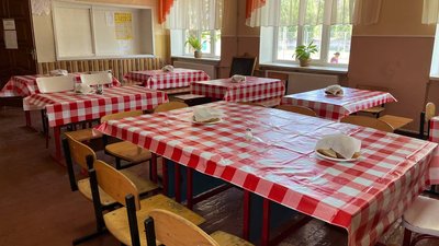 В ужгородській школі третій місяць живуть вимушені переселенці В ужгородській школі третій місяць живуть вимушені переселенці