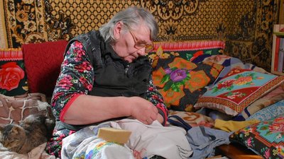«Я шию дуже швидко»: Віра Попова майже 20 років вишиває однією рукою