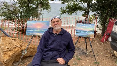 «Коли малюю море — я живу»: херсонський художник пише картини у трейлері на березі Чорного моря в Одесі