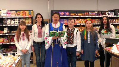 "Леся Українка писала все через свою душу". На Луганщині вірші поетеси читали у супермаркеті "Леся Українка писала все через свою душу". На Луганщині вірші поетеси читали у супермаркеті