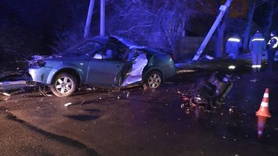 В’їхав у дерево та зіткнувся з електроопорою. На Київщині неповнолітній розбив автомобіль батька