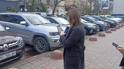 Мар’яна Зварич показує, як заплатили за парковку в додатку