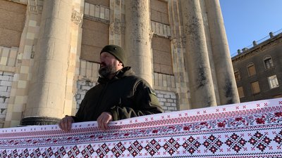 Чоловік співає на акції до 105-ї річниці Акту злуки УНР і ЗУНР, Харків Чоловік співає на акції до 105-ї річниці Акту злуки УНР і ЗУНР, Харків