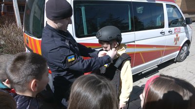 У житомирському ліцеї №23 учням розповіли про правила мінної безпеки та першої допомоги У житомирському ліцеї №23 учням розповіли про правила мінної безпеки та першої допомоги