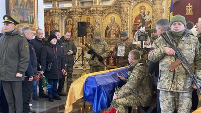 У Полтаві прощаються з трьома захисниками України