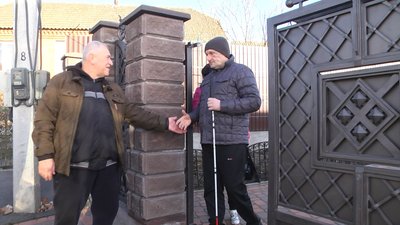 Хмельничанин Олександр Дарморос, який отримав поранення під час виконання бойового завдання, сідає в соціальне таксі Хмельничанин Олександр Дарморос, який отримав поранення під час виконання бойового завдання, сідає в соціальне таксі
