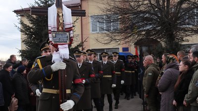 У Бовшеві на Франківщині попрощалися з полеглим Героєм України Дмитром Коцюбайлом на позивний Да Вінчі У Бовшеві на Франківщині попрощалися з полеглим Героєм України Дмитром Коцюбайлом на позивний Да Вінчі