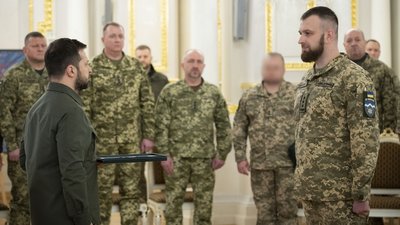 Президент вручив "Хрест бойових заслуг" командиру коломийської "десятки" Михайлу Сидоренку