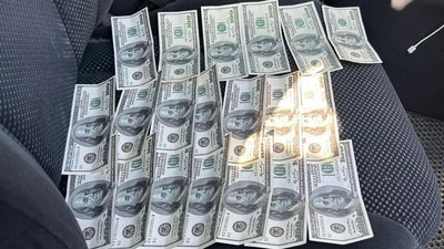 долари, яки вилучили колишнього працівника ТЦК