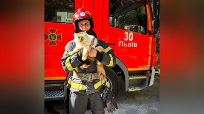 Рятувальник з врятованим котиком