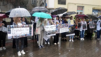У Луцьку родичі полонених захисників "Азовсталі" вийшли на акцію У Луцьку родичі полонених захисників "Азовсталі" вийшли на акцію
