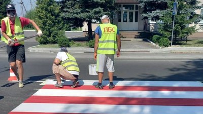 На 26 кілометрах відновленої дороги на Світязь наносять нову розмітку На 26 кілометрах відновленої дороги на Світязь наносять нову розмітку
