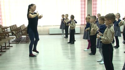 "Танцюй завзято, аби вірус прогнати". Черкаських гімназистів навчають карантинних правил руханкою "Танцюй завзято, аби вірус прогнати". Черкаських гімназистів навчають карантинних правил руханкою