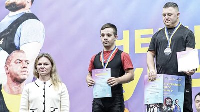 Святослав Домбік (праворуч) під час вручення нагород на Спецолімпіаді у Коломиї