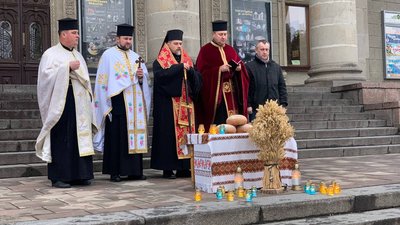 Тернополяни вшановують жертв Голодомору Тернополяни вшановують жертв Голодомору