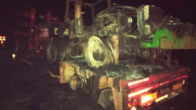 На Черкаській трасі згоріли автомобільний трал та трактор
