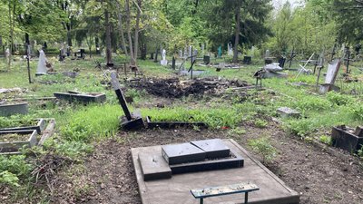 Вирва на кладовищі №14 у Харкові, квітень 2024 року