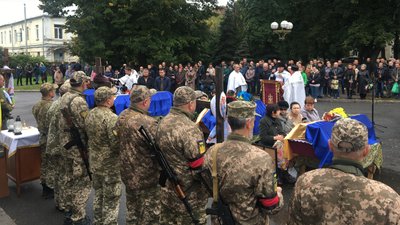 «Він був вірний своїй сім’ї, своїй країні»: у Полтаві попрощалися із чотирма полеглими воїнами