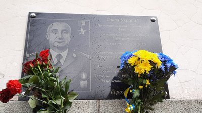 У Запоріжжі відкрили меморіальну дошку на честь полеглого нацгвардійця Дмитра Апухтіна