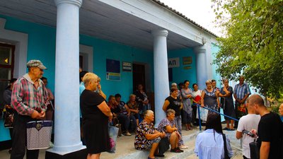 Жителі Афанасіївки в черзі за сертифікатами, серпень 2023 року Жителі Афанасіївки в черзі за сертифікатами, серпень 2023 року
