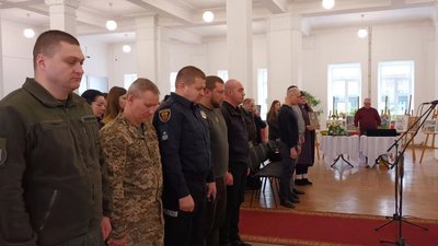 У Тернополі родинам загиблим захисників вручили нагороди У Тернополі родинам загиблим захисників вручили нагороди