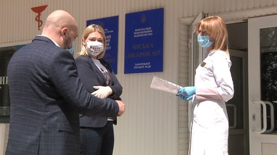 Запорізька міська лікарня отримала захисні костюми від благодійного фонду