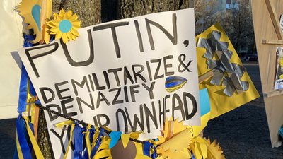 У Вільнюсі на вулиці, де розташоване посольство РФ, з’явились таблички "Героям України" У Вільнюсі на вулиці, де розташоване посольство РФ, з’явились таблички "Героям України"