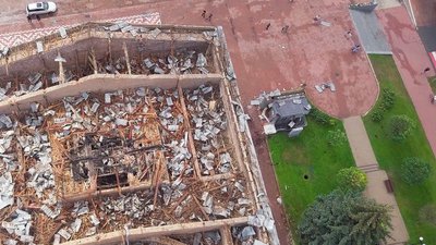Вид зверху на зруйнований драмтеатр та туалет біля нього російською ракетою 19 серпня 2023 року Вид зверху на зруйнований драмтеатр та туалет біля нього російською ракетою 19 серпня 2023 року