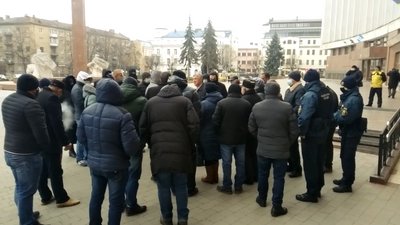 Вимагають ремонту дороги. Жителі Верхнянської ОТГ приїхали у Франківськ до адмінбудинку