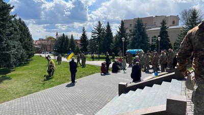 В Ужгороді попрощалися з воїном ЗСУ Максимом Дубовим В Ужгороді попрощалися з воїном ЗСУ Максимом Дубовим