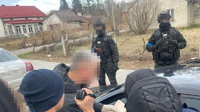 На Львівщині затримали чиновника, який хотів продати авто з гумдопомоги На Львівщині затримали чиновника, який хотів продати авто з гумдопомоги