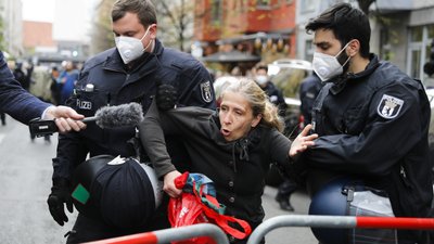 У Берліні відбулися протести проти карантину, 100 затриманих