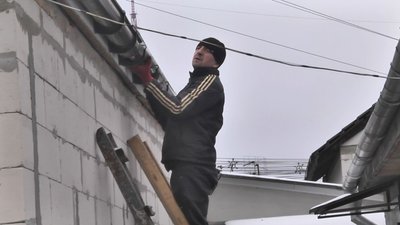 Місяць пісня ракетних ударів у Луцьку: в одному з пошкоджених будинків почали відновлювати дах Місяць пісня ракетних ударів у Луцьку: в одному з пошкоджених будинків почали відновлювати дах