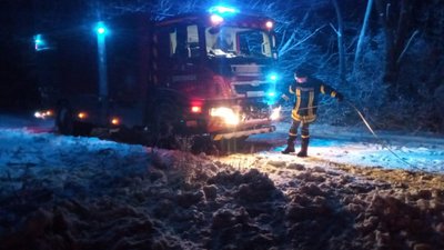 Рятувальники відбуксирували автомобіль, в якому перебували діти