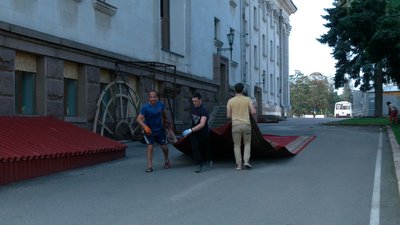 Прибирання у театрі після удару російської ракети 19 серпня 2023 року
