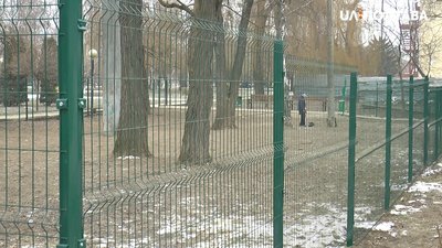 Відновлена частина огорожі на майданчику