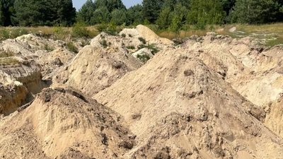 Незаконний видобуток піску завдає не лише матеріальних збитків державі, але й приносить шкоду довкіллю, зазначають в Шепетівській РДА. Фото: Шепетівська РДА. Незаконний видобуток піску завдає не лише матеріальних збитків державі, але й приносить шкоду довкіллю, зазначають в Шепетівській РДА. Фото: Шепетівська РДА.