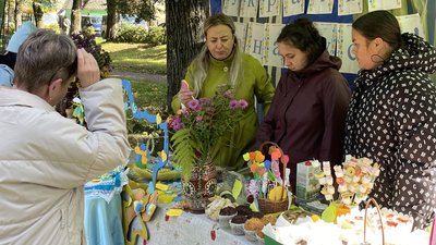 У Рахові відбувся благодійний ярмарок на підтримку військових, де зібрали 200 тис гривень